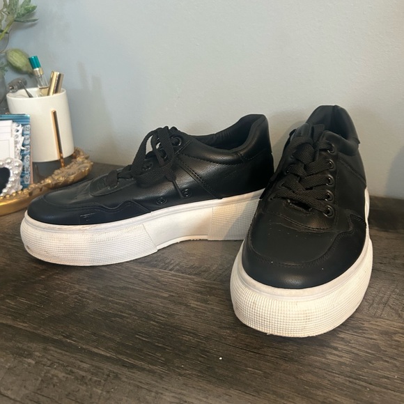 Ideal Shoes black lace-up platform sneakers - Picture 4 of 7